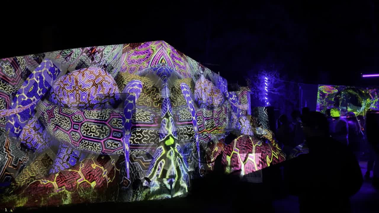 Faceted Light — Sculptural projection