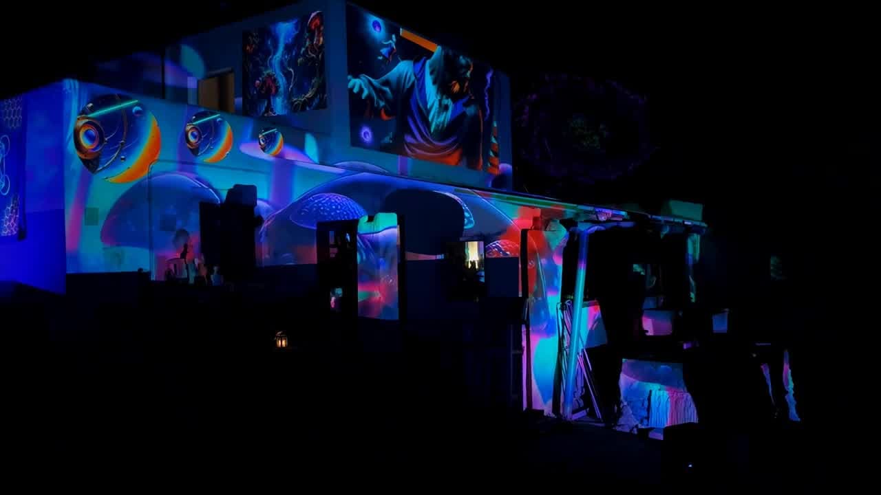 Guillaume Clave in a projection environment